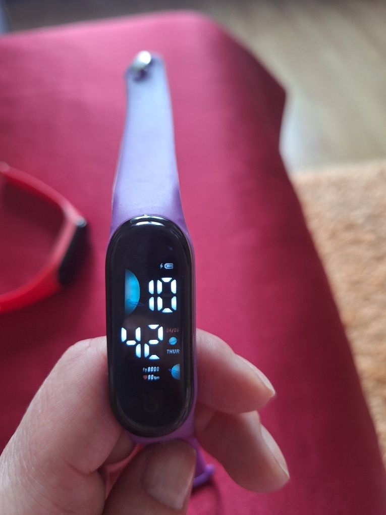 Фитнес браслет LED Earth Watch.
