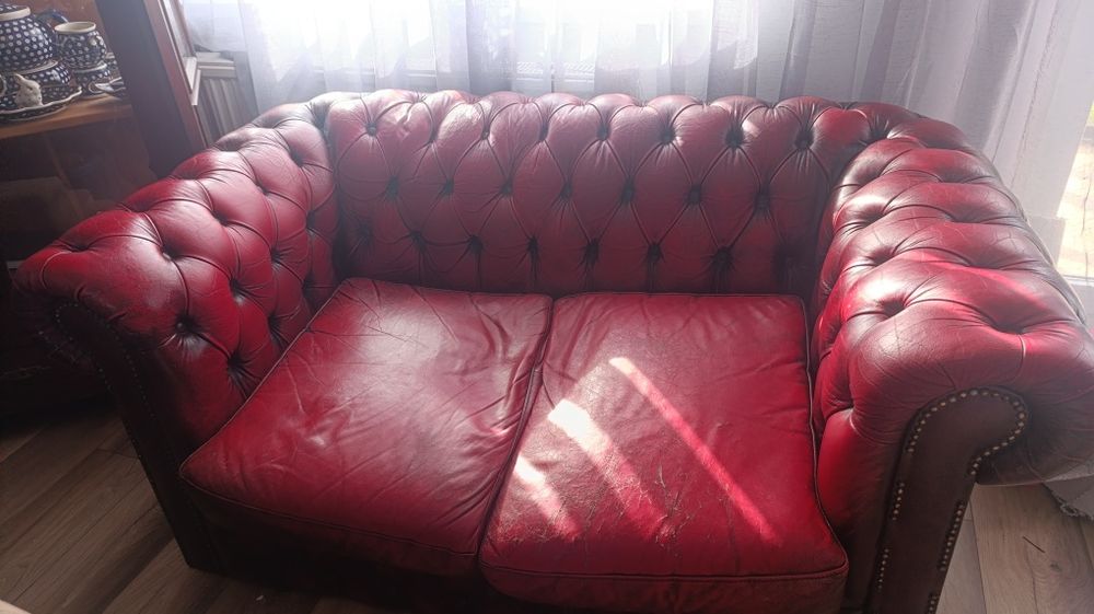 Wyjątkowy komplet skórzanych mebli w stylu Chesterfield
