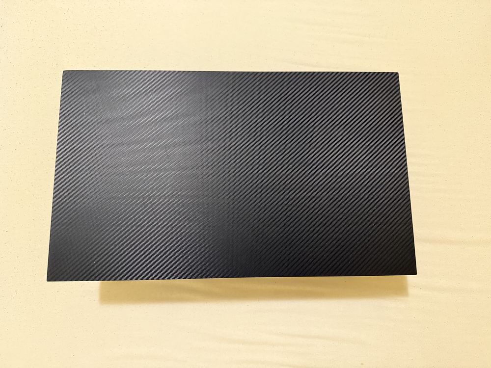 Mesa Pequena com acabamento estilo em fibra de carbono - 50x30 cm