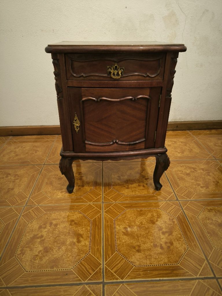 Cama e mesinha de cabeceira