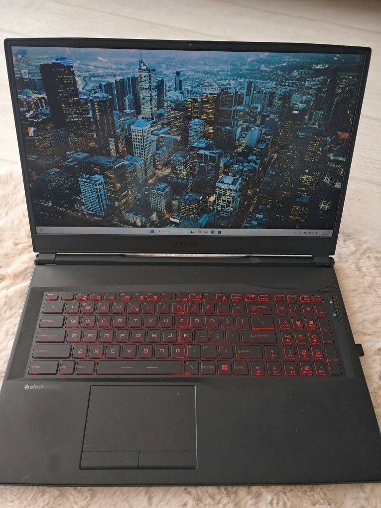 MSI GL75 / i7-9750H / 32GB RAM / RTX 2060 / 2TB SSD / 17,3"