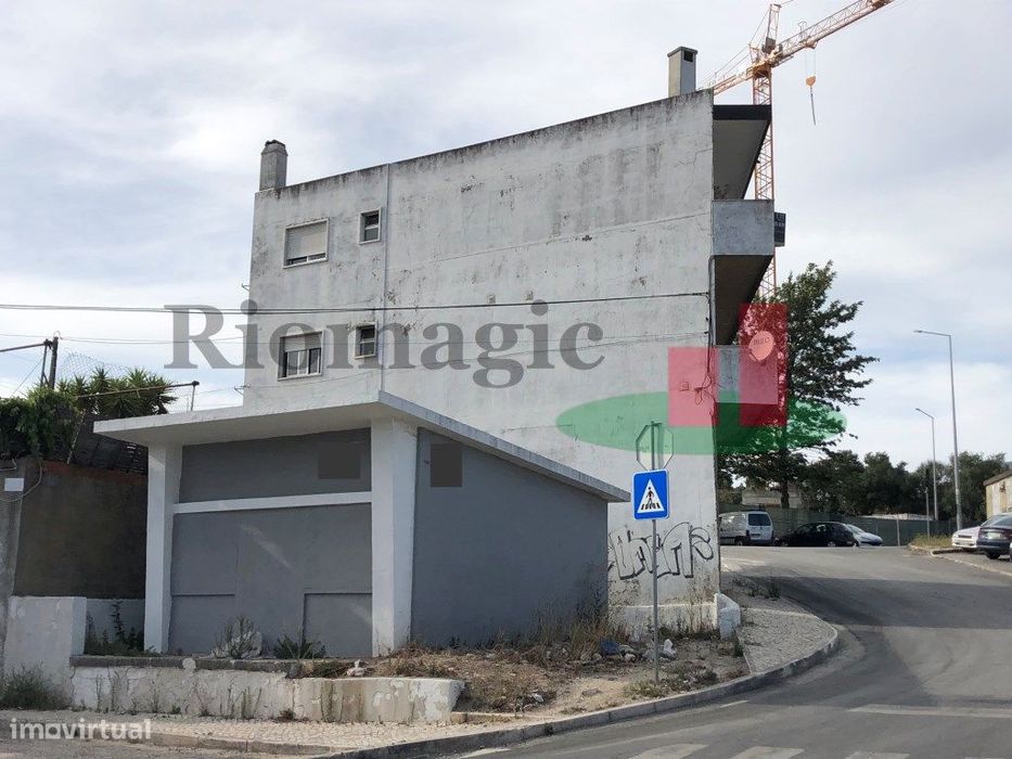 Loja para Venda no centro de Famões - Odivelas