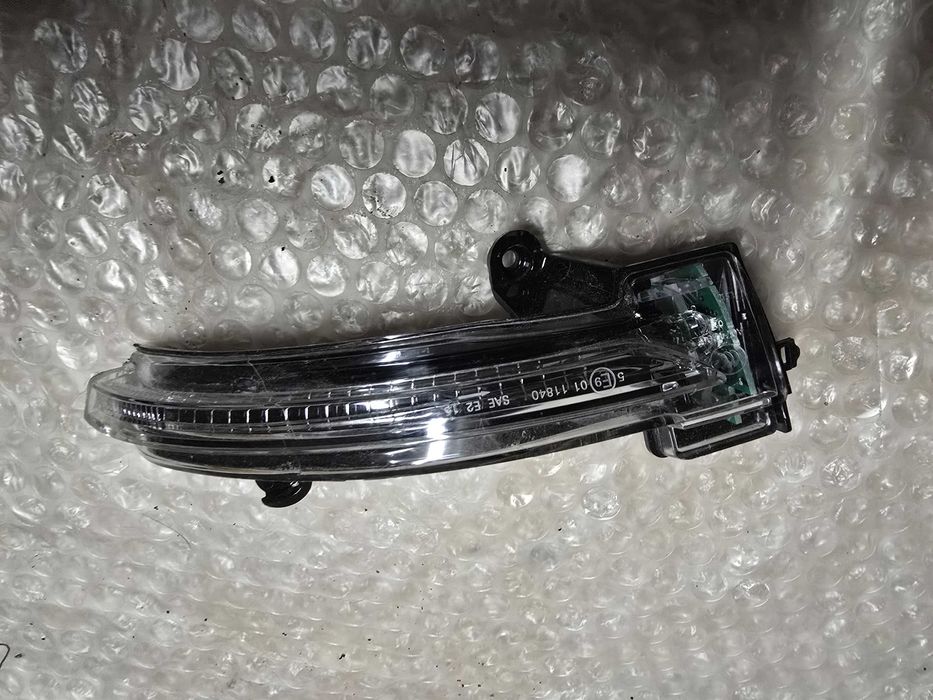 kierunkowskaz lusterka Megane 4 , Clio 5