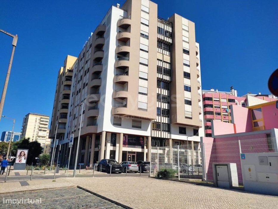 Garagem na estrada da Luz em Lisboa