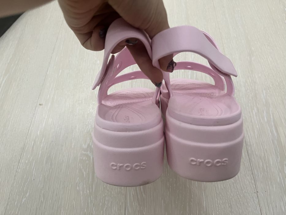 Босоніжки Crocs brooklyn рожеві