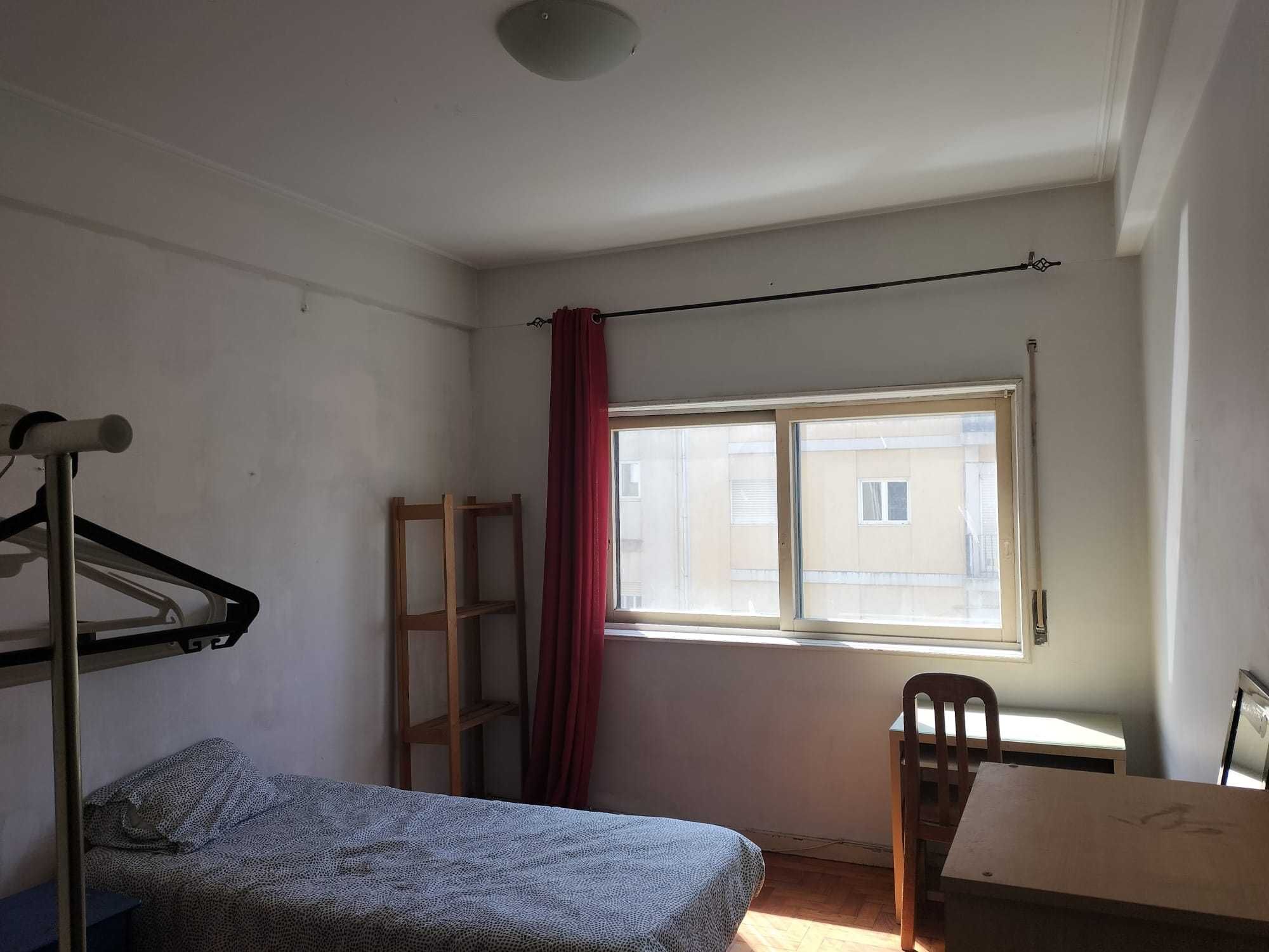 Quarto 350€ Contas incl. meninas estudantes R. Serpa Pinto/Continente