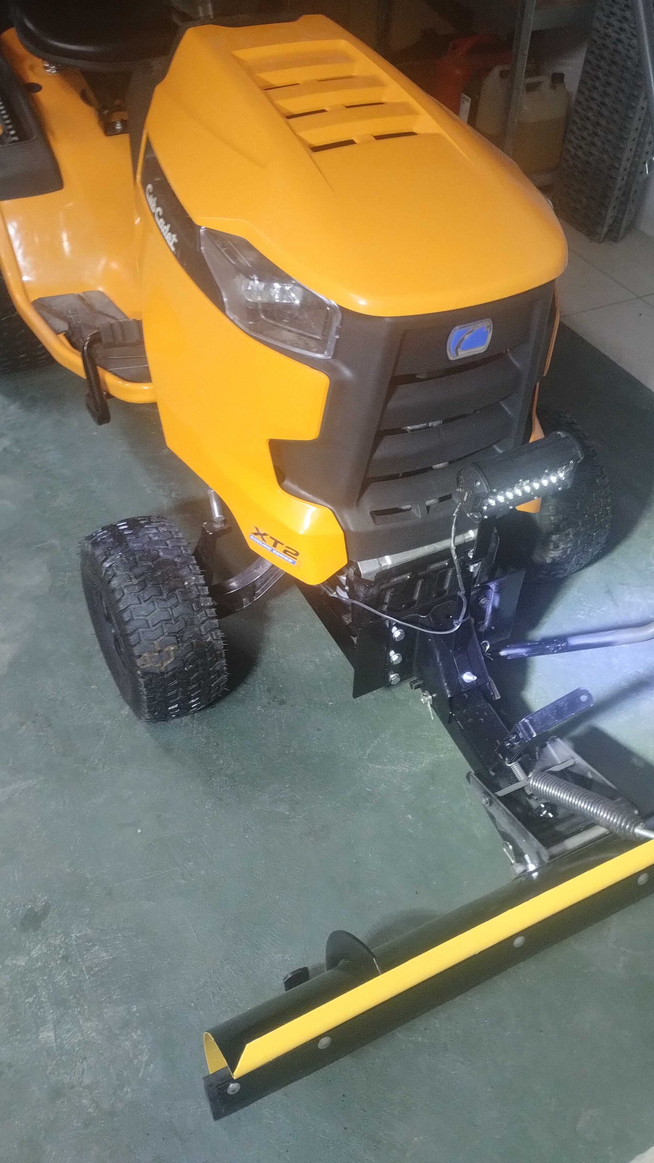 Pług do śniegu - traktorek Cub Cadet XT