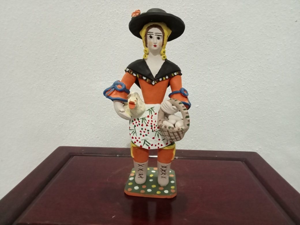 "Mulher dos ovos", figura de barro de Estremoz