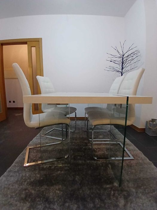 Mesa de sala + 4 cadeiras (tudo como novo)