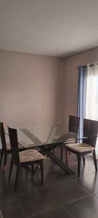 Mesa com pé em madeira (estrela) com tampo em vidro (temperado)
