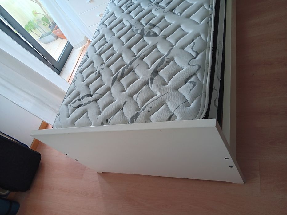 Cama com colchão, ambos em bom estado!