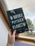 W mroku płytkich kłamstw