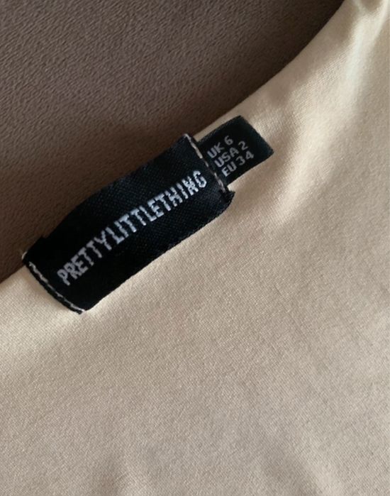 top z dekoltem i długim rękawem PrettyLittleThing