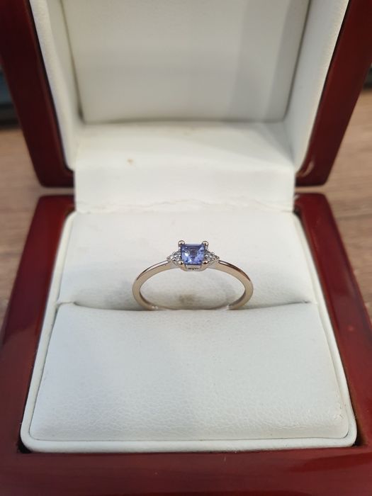 Złoty pierścionka APART  z tanzanitem i 6 diamentami