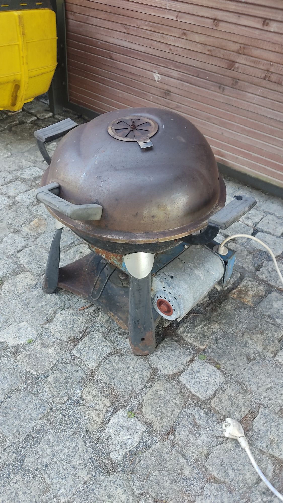 Grill węglowy z dmuchawą.