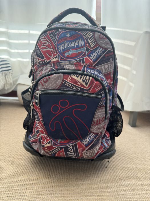 Mochila Totto com rodinhas e alças para usar às costas