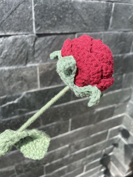 róża handmade z wloczki czerwona