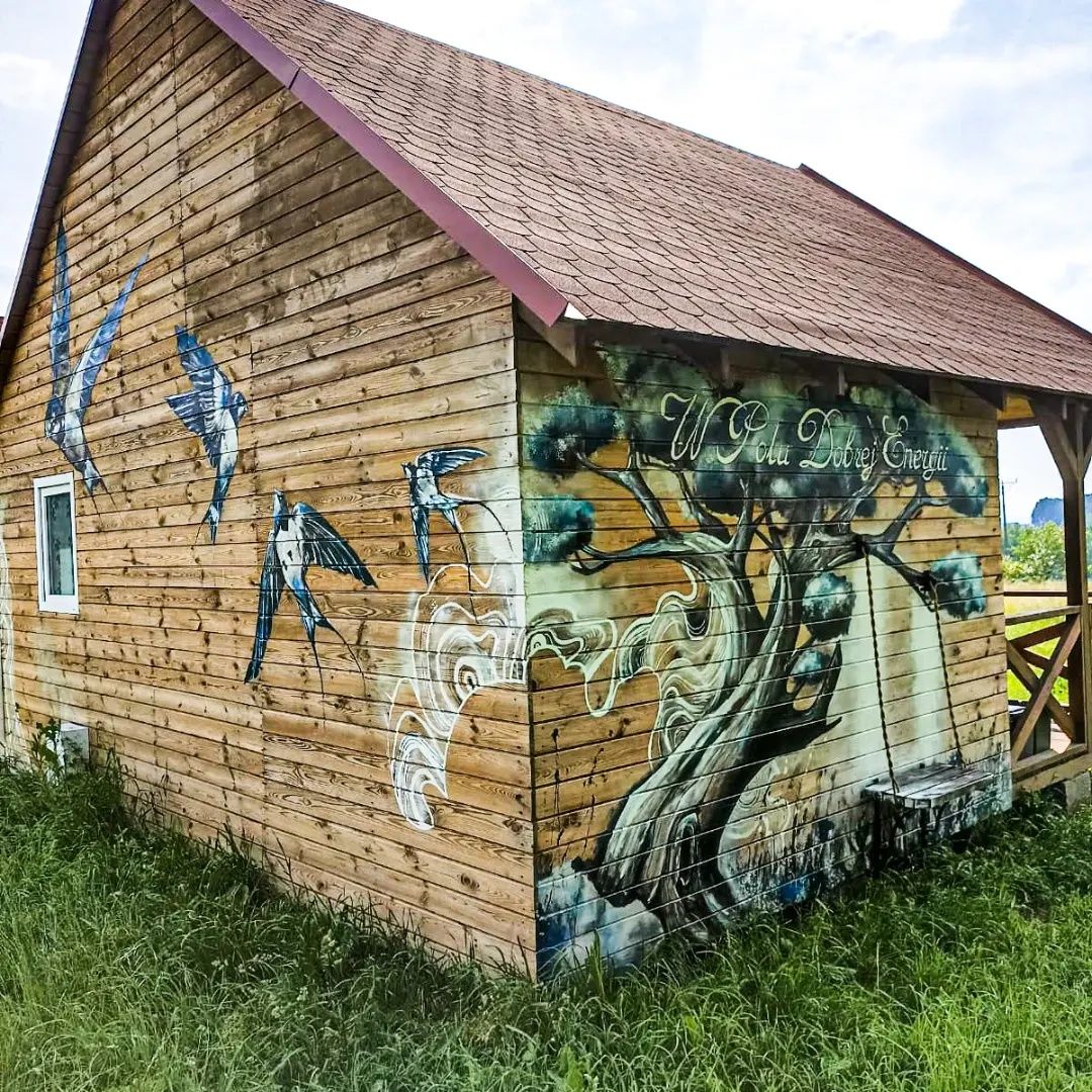 Domek z muralem W polu dobrej energii