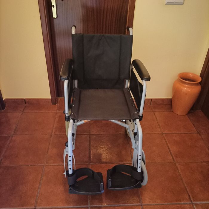 Vendo cadeira de rodas Invacare usada