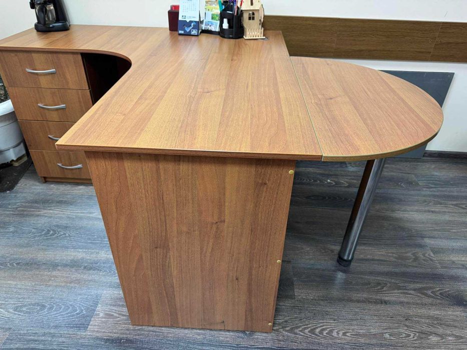 Продається комплект офісних меблів.