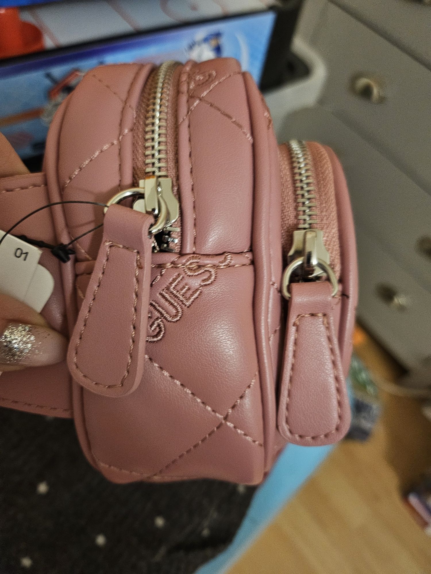 Torebka nerka damska Guess