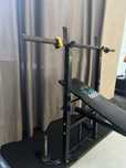 Banco de supino (musculação) + barra