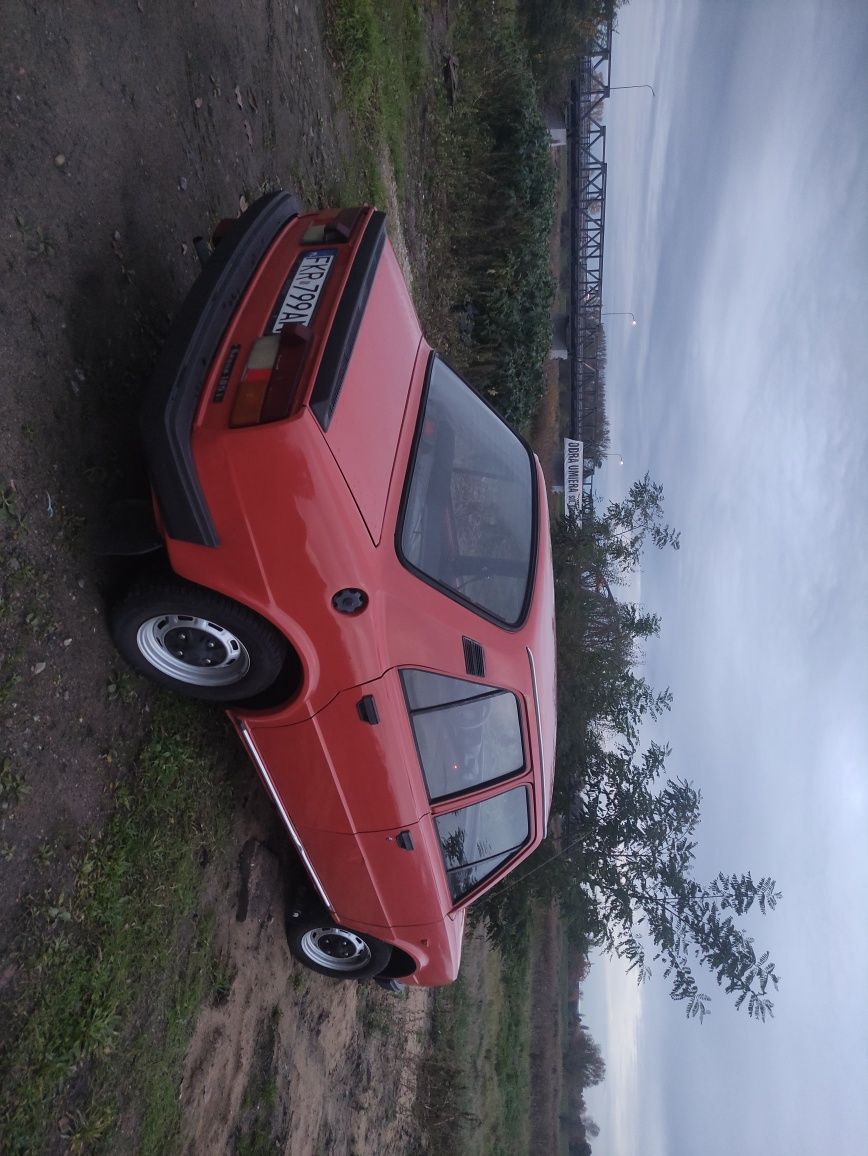 Pomarańczowa Skoda 105L