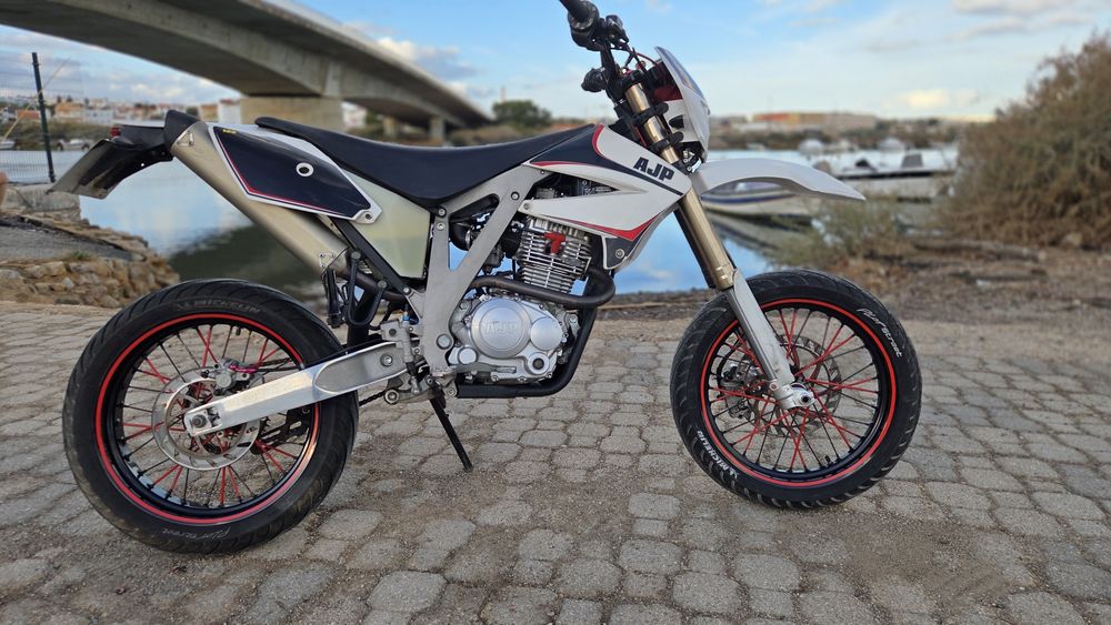 Boas amigos estou a vender minha Ajp 125