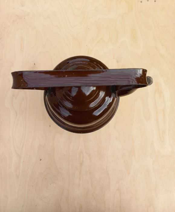 Stary, emaliowany czajnik wpuszczany w fajerkę