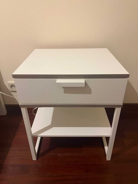 Mesas de cabeceira brancas IKEA: 2 pelo preço de 1