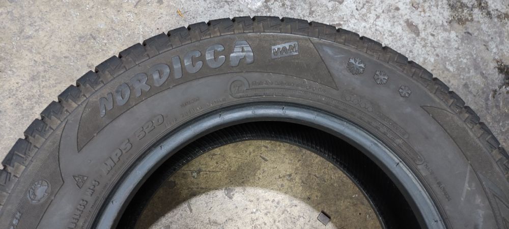 Pneus 205/75/16 semi novos