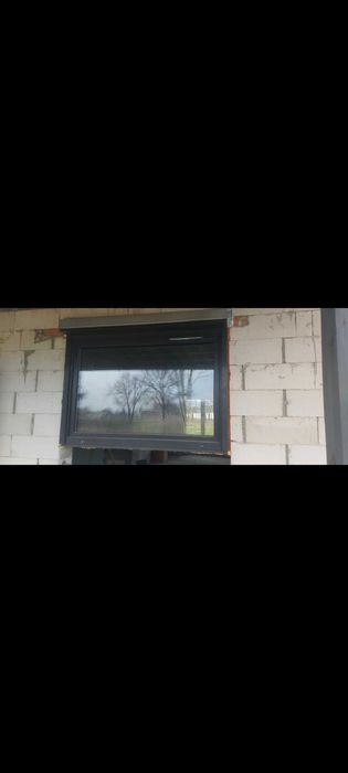 Okno kuchenne wraz z roletą