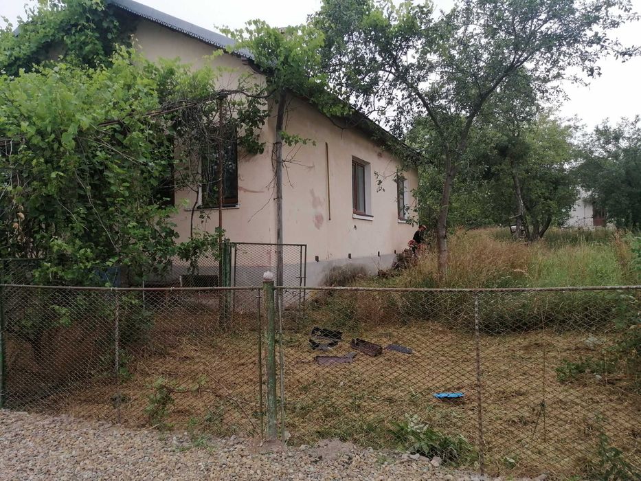 Терміново продаю земельну ділянку з будинком