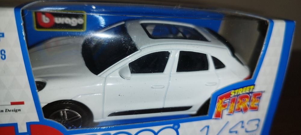 Bburago Street Fire Porsche Macan White, skala 1:43 Burago.