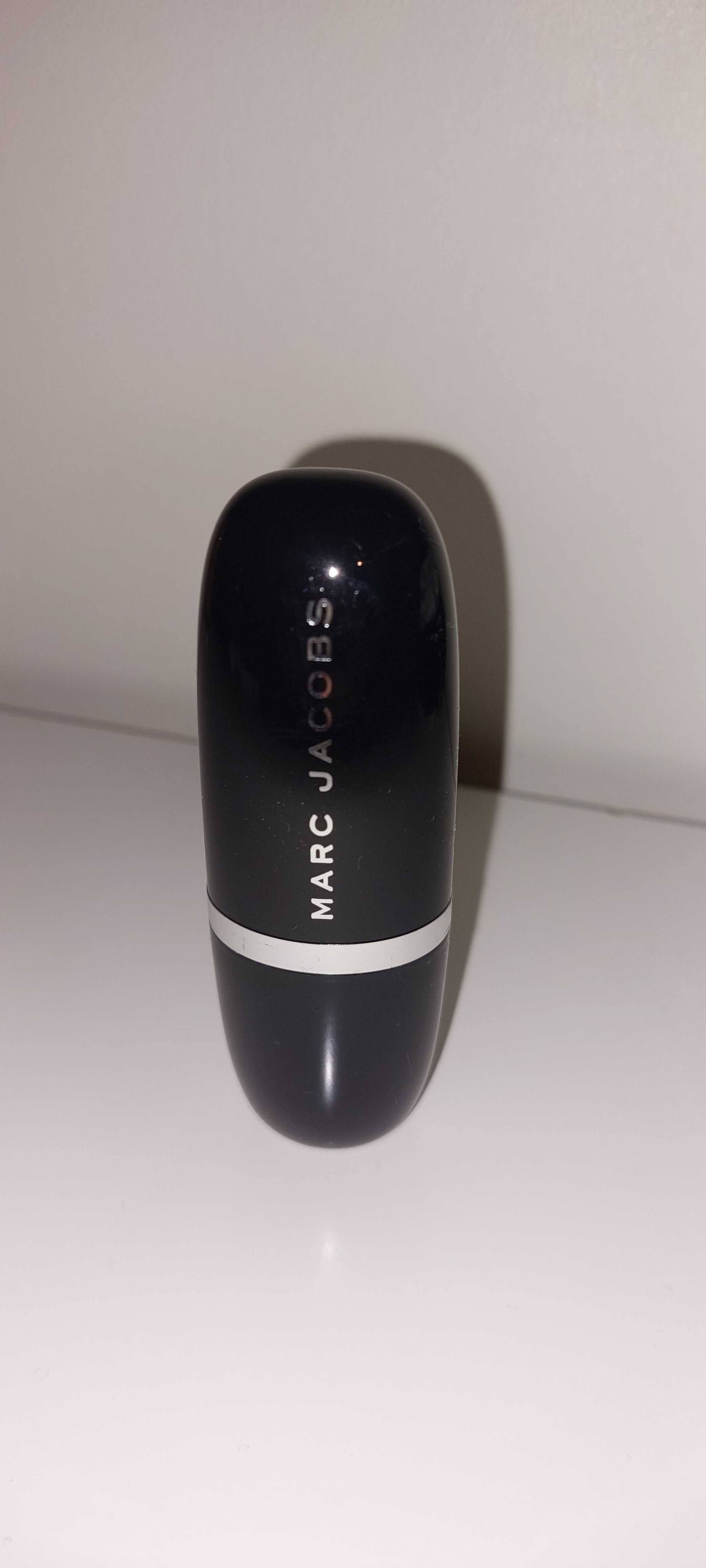 MARC JACOBS Accomplice Concealer Korektor w sztyfcie