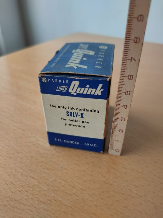 Conjunto de frascos de tinta antigos.