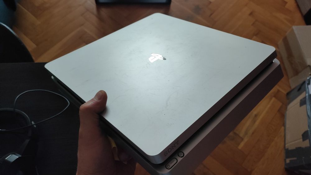 Konsola PS4 slim 2 pady 1tb słuchawki dysk kable zestaw