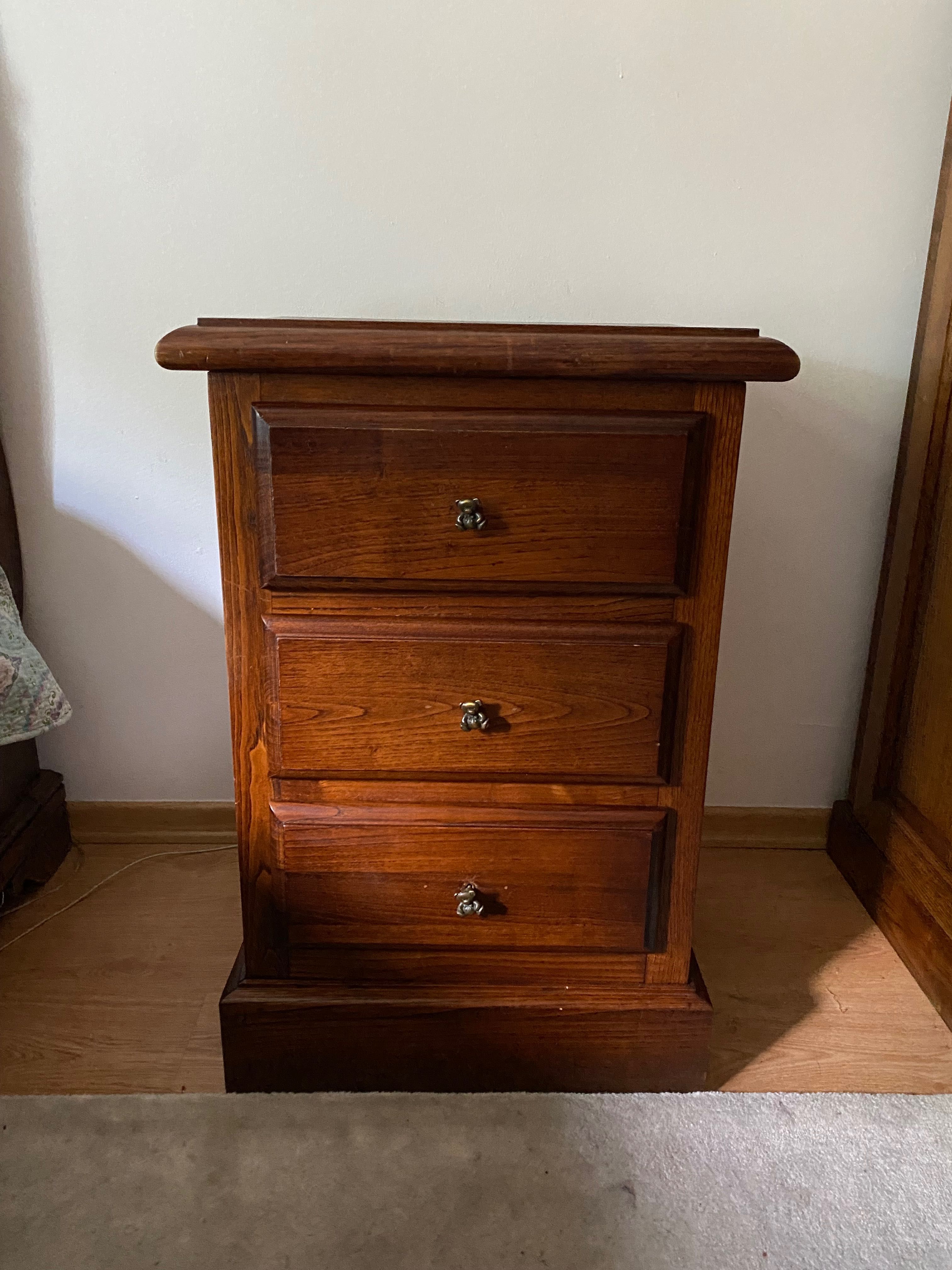 Cama (sem colchão) + mesinha de cabeceira em madeira
