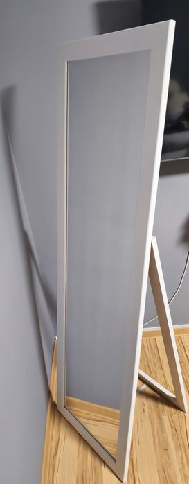 Lustro stojące w białej ramie