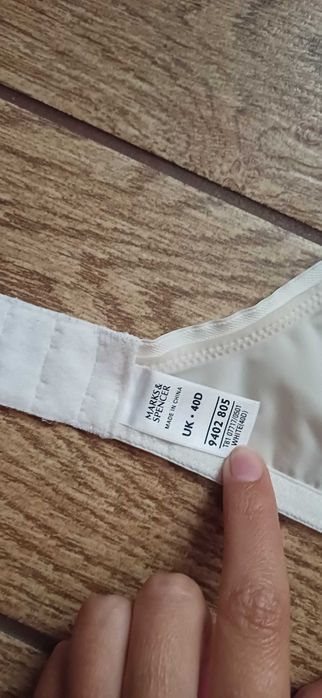 Kremowy biustonosz Marks & Spencer r. 90 D
