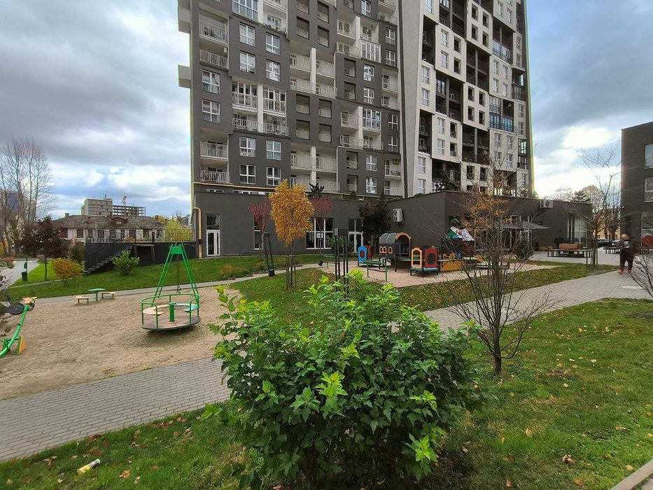 Продаж фасадного приміщення в ЖК Америка 380 м2