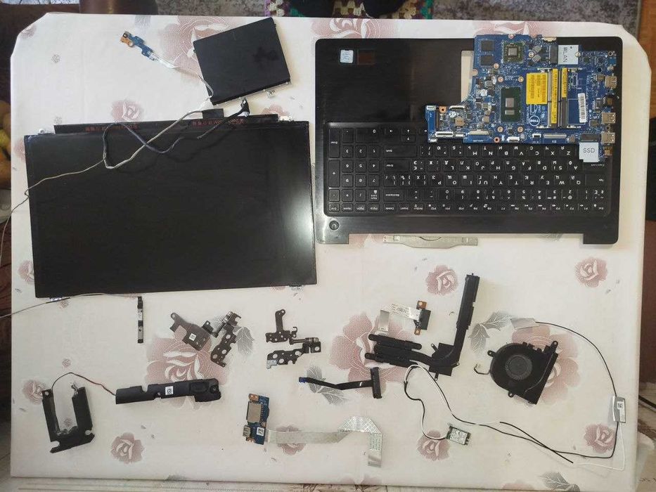 РОЗБОРКА Dell INSPIRON 5570 ( P75F001) intel core i3, redeon grafic
