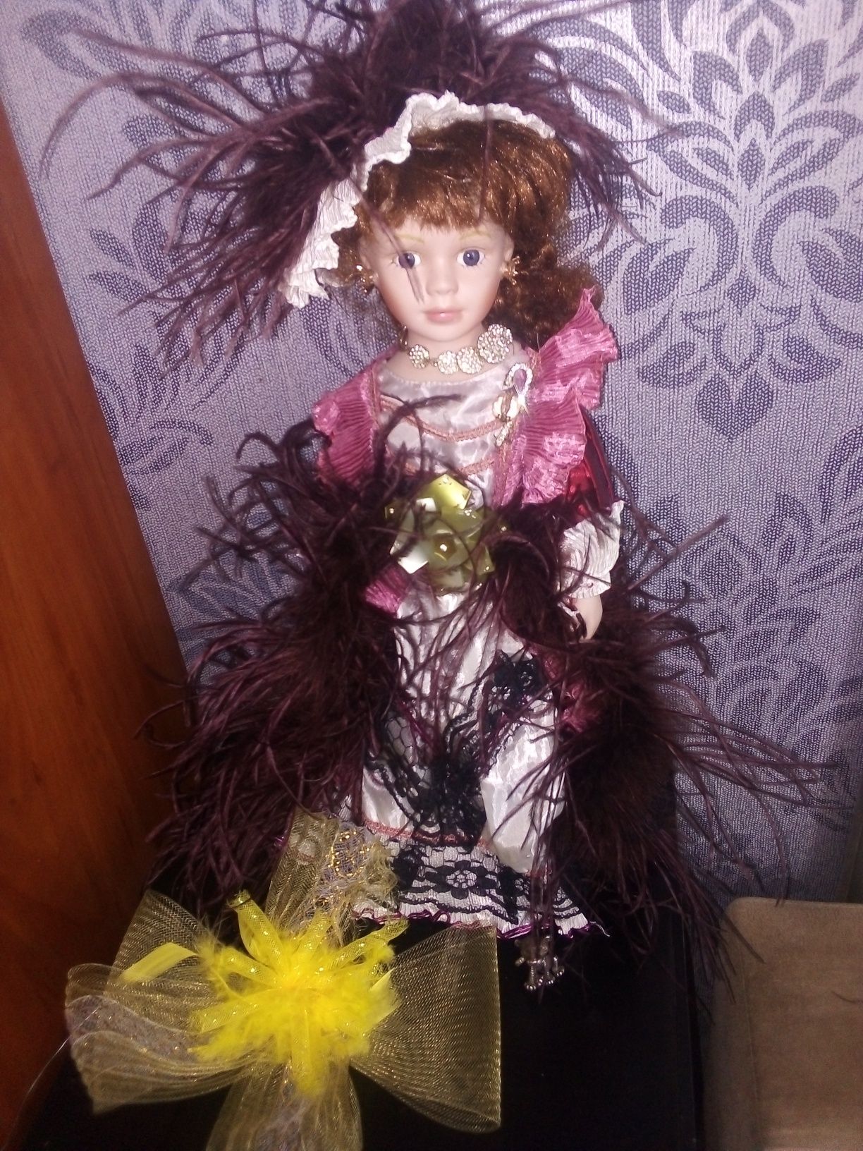 Фарфоровая кукла Бонни 46см на подставке, прикраса пiр'я страусу