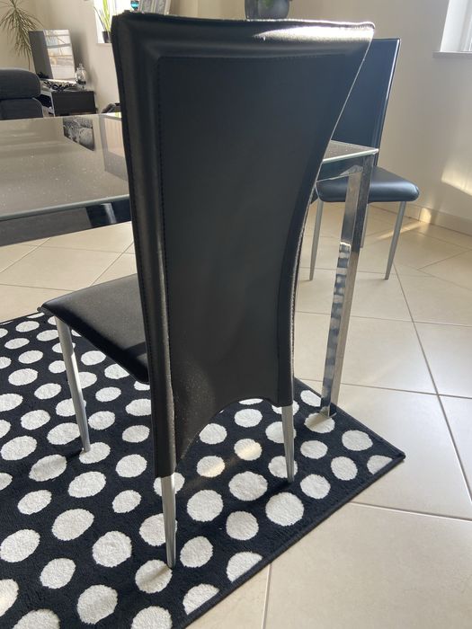 4 cadeiras pretas, mesa de apoio, mesa de jantar, tapetes e cortinados