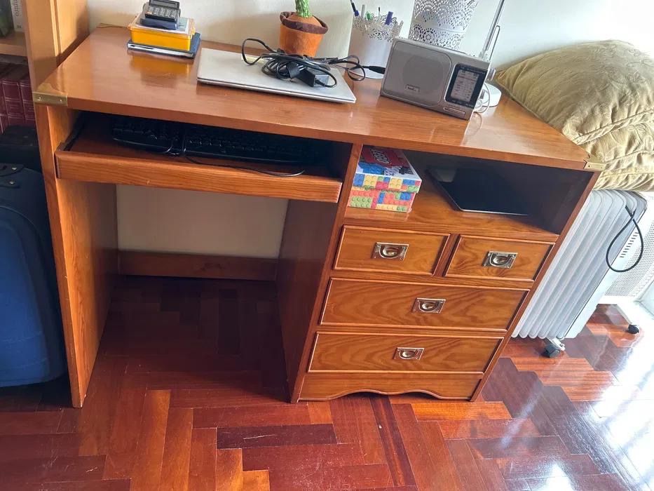 Cama, estante e secretária