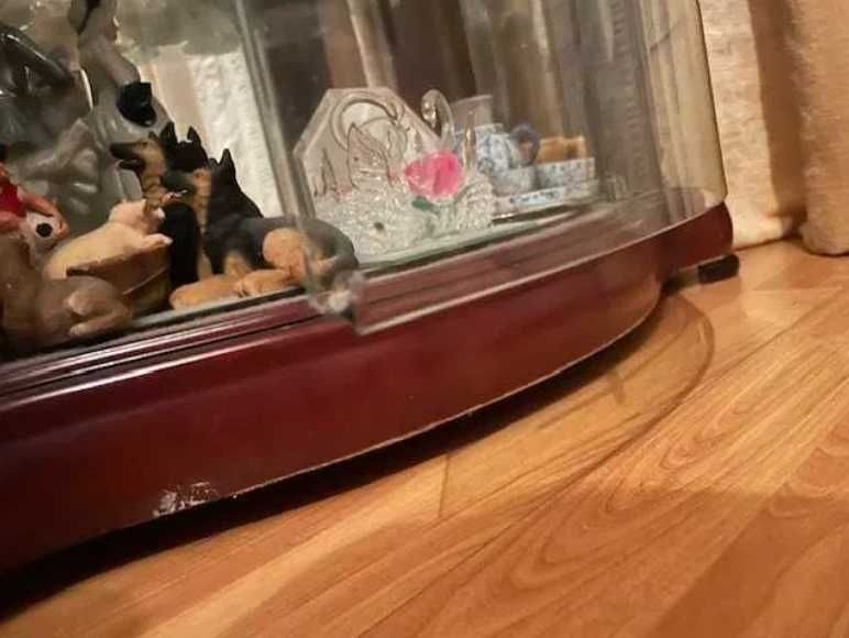 Vitrine em madeira maciça de mogno