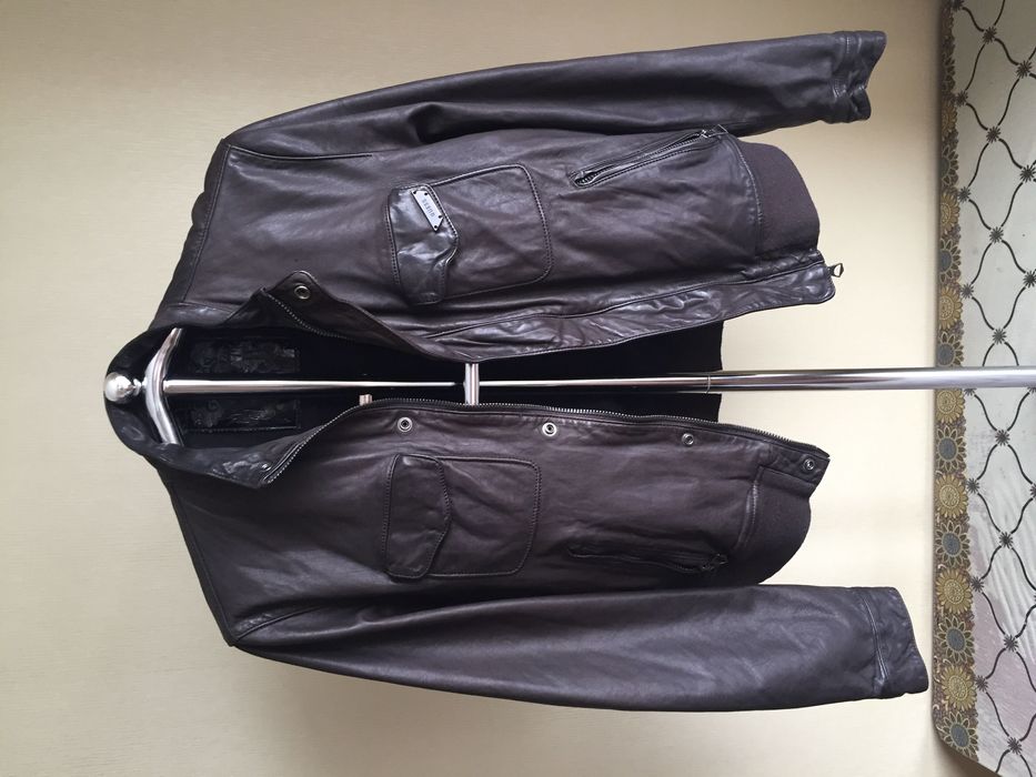 Продам кожаную куртку GUESS размер M новая