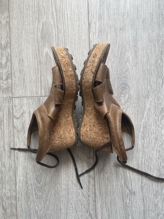 Sandálias camel da Fly London