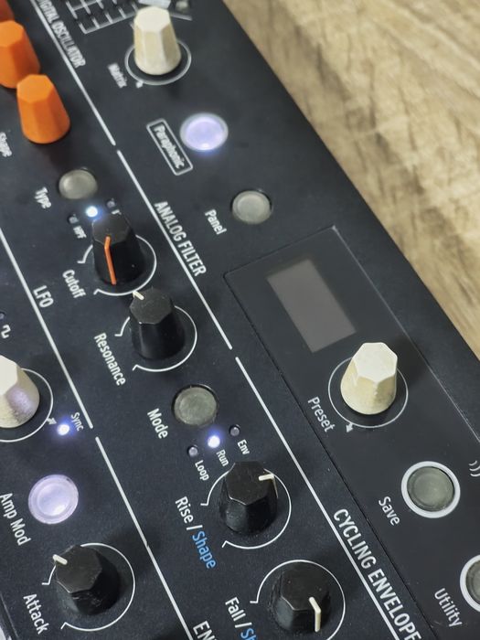 Arturia Microfreak synthesizer - ler descrição