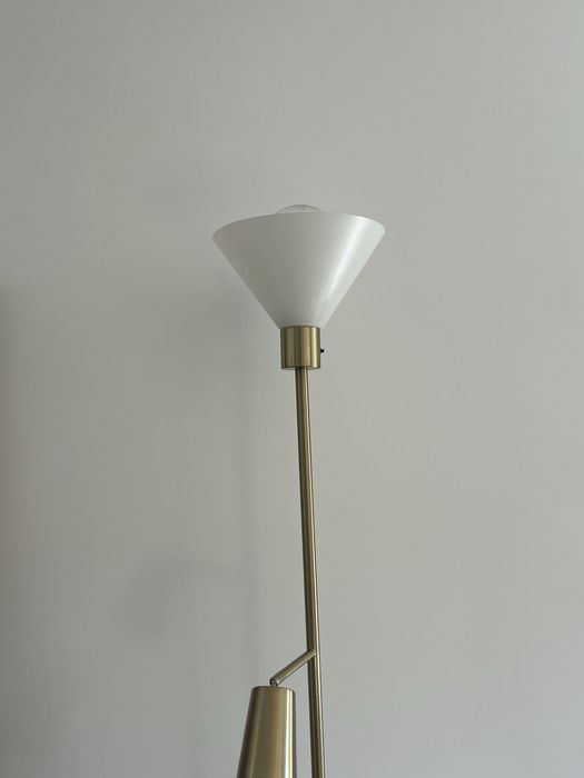 Candiero dourado com detalhes em branco